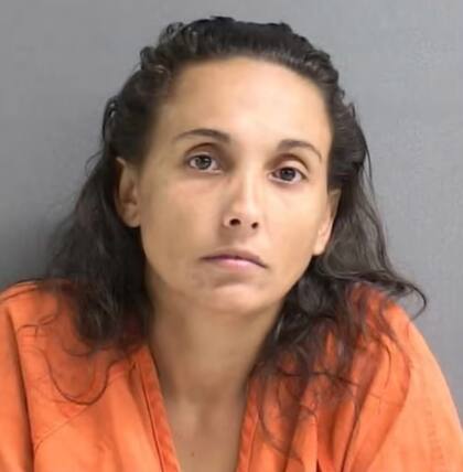 Natasha Kachuroi, de 36 años y también involucrada, trató de evitar que el hombre entrara a la propiedad, según los reportes