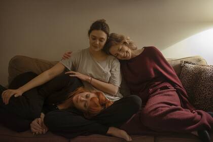 Natasha Lyonne, Elizabeth Olsen y Carrie Coon, en una escena de Las tres hijas