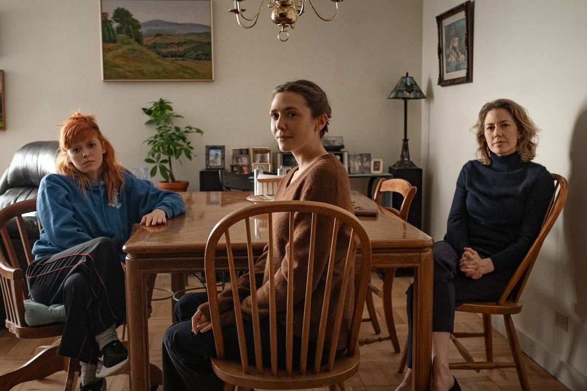 Natasha Lyonne, Elizabeth Olsen y Carrie Coon en Las tres hijas (Netflix).