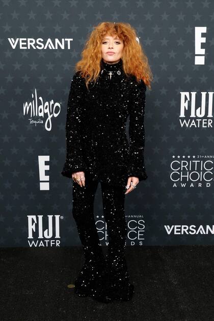 Natasha Lyonne, nominada a mejor actriz en una serie de comedia por su labor en Poker Face, en un conjunto brillante de pantalón y chaqueta de Celine. ¿Su toque personal? El cabello sauvage y el collar