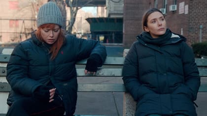 Natasha Lyonne y Elizabeth Olsen en Las tres hijas (Netflix).
