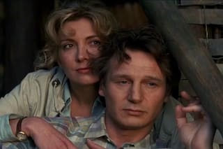 De qué murió la esposa de Liam Neeson, el actor al que vinculan con Pamela Anderson
