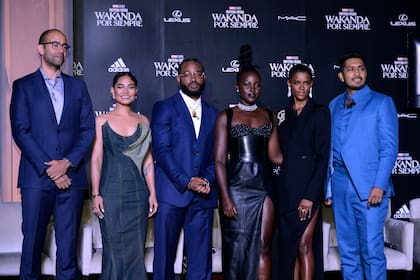 Nate Moore, Mabel Cadena, Ryan Coogler, Lupita Nyongo, Letitia Wright y Tenoch Huerta posaron ante los fotógrafos en el fan event celebrado en la Ciudad de México