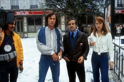 Nathalie Baye interpreta a la scrip girl que vela por la continuidad en el rodaje. Fue su primera colaboración bajo la dirección de Truffaut con quien regresaría como protagonista en La habitación verde (1978)