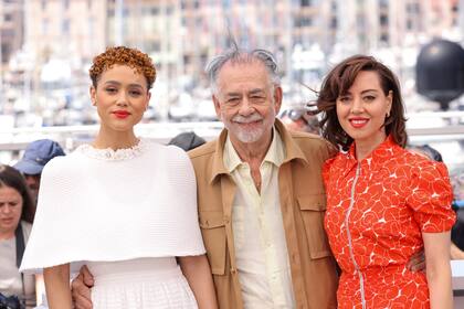 Nathalie Emmanuel, de izquierda a derecha, el director Francis Ford Coppola, y Aubrey Plaza posan en la sesión de la película "Megalopolis" en la 77a edición del Festival de Cine de Cannes en Francia el viernes 17 de mayo de 2024. (Foto Scott A Garfitt/Invision/AP)