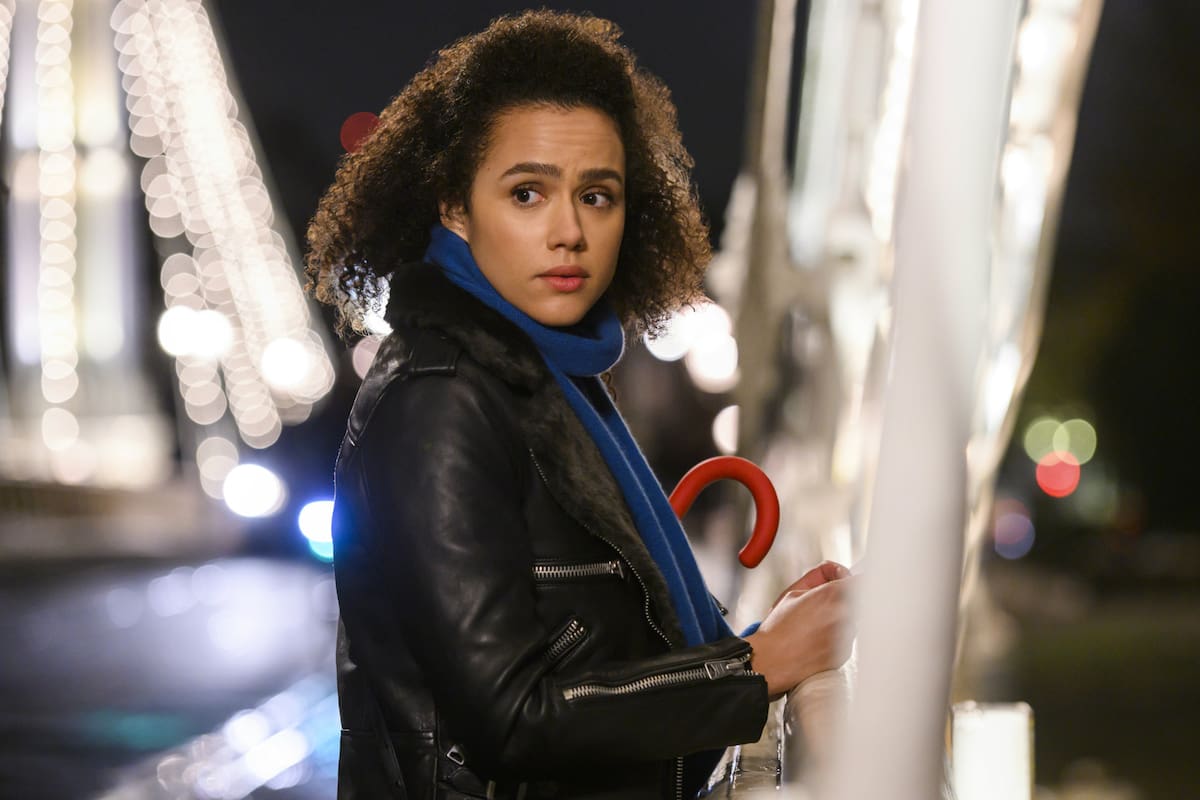 Nathalie Emmanuel es una norteamericana en Londres, en la versión televisiva de Cuatro bodas y un funeral, disponible en Fox Premium Series