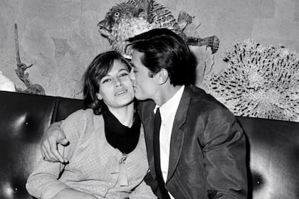 Nathalie y Alain Delon en París, en 1967