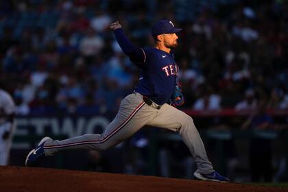 Nathan Eovaldi brilla y la ofensiva de los Rangers aplasta 13-1 a los Angelinos