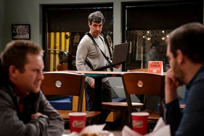 Nathan Fielder atento a una escena de El ensayo