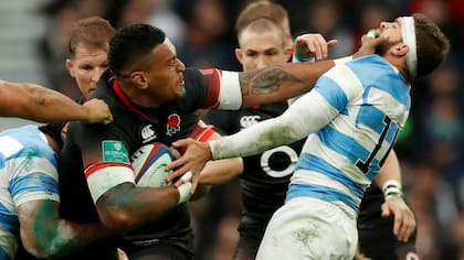 Nathan Hughes y el hand-off sobre Ramiro Moyano