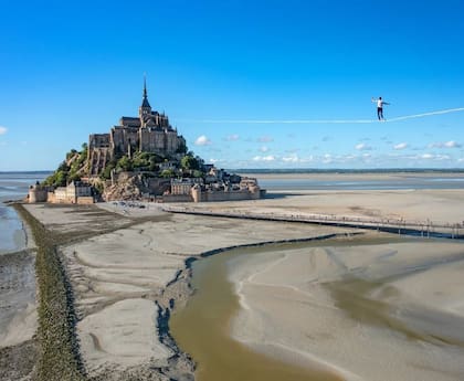 Nathan recorrió 2.200 metros en un alambre suspendido entre una grúa y la famosa abadía del monte Saint-Michel