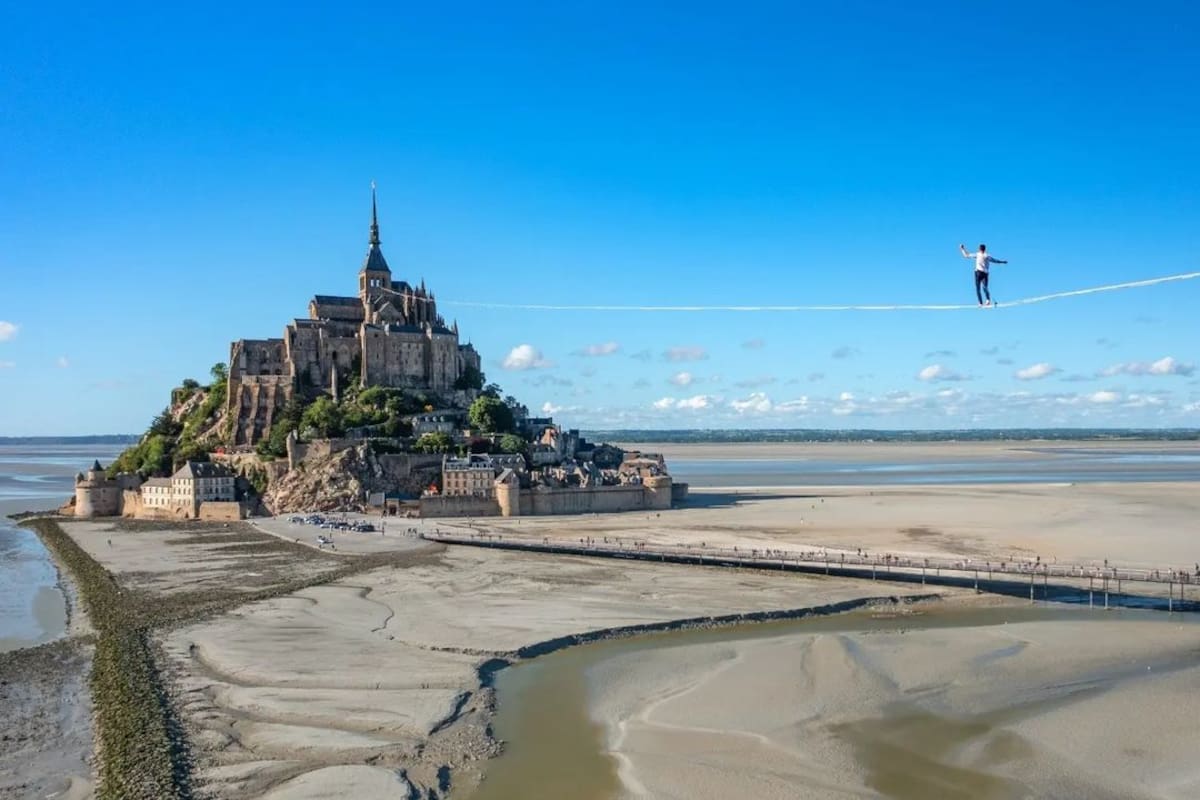 Nathan recorrió 2.200 metros sobre un alambre suspendido entre una grúa y la famosa abadía del monte Saint-Michel