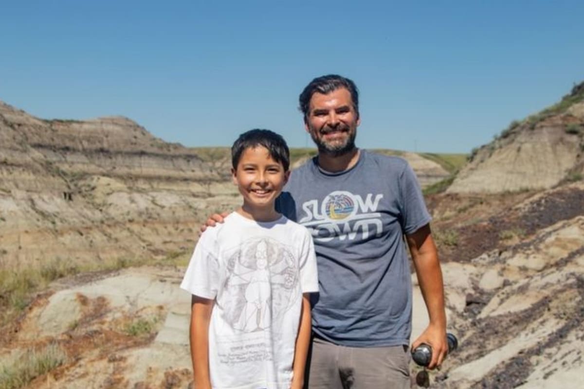 Nathan y su padre Dion exploraban una reserva natrual en Alberta, Canadá, cuando el chico encontró lo que luego supo que era un hadrosaurio, un animal de singular importancia para los paleontólogos
