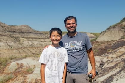 Nathan y su padre Dion exploraban una reserva natural en Alberta, Canadá, cuando el chico encontró lo que luego supo que era un hadrosaurio