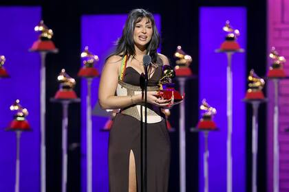 Nathy Peluso, al recibir su premio del rubro Mejor Álbum Alternativo, por Calambre