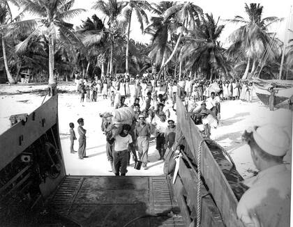 Nativos de las islas Marshall son subidos a bordo de lanchas de desembarco mecanizadas en marzo de 1946. (Marina de EE.UU.: “Pruebas: Operación Crossroads”)