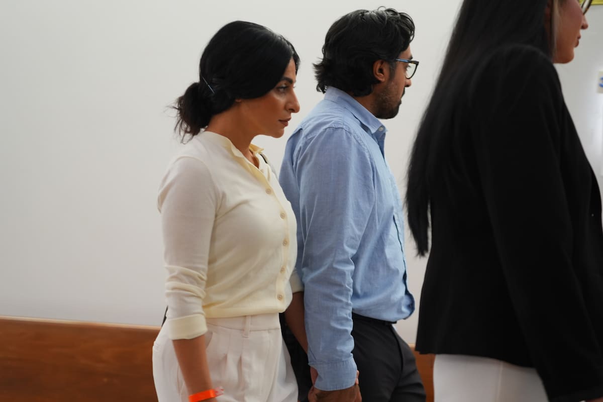 Nausheen Gilkar, izquierda, y su esposo, Omar Ahmed, llegan a una audiencia judicial en Dallas, el m