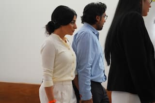 Pareja de California enfrenta en tribunal a madre sustituta en caso de maternidad subrogada y aborto