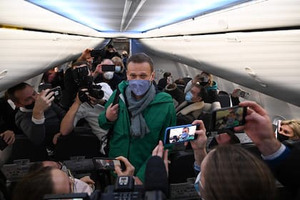 Navalny en su avión de regreso de Alemania a Rusia el 17 de enero de 2021 (Kirill KUDRYAVTSEV / AFP)