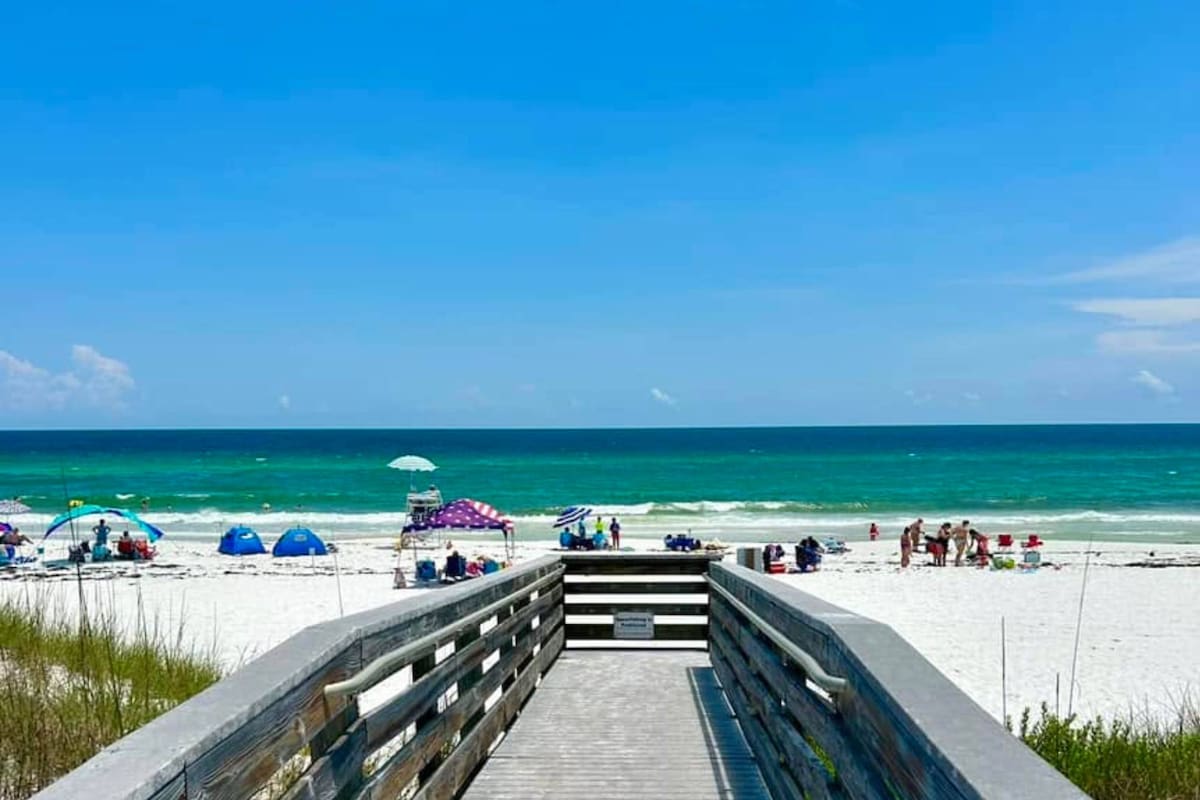 Navarre Beach destaca en Florida por su ambiente pacífico y sus aguas color esmeralda