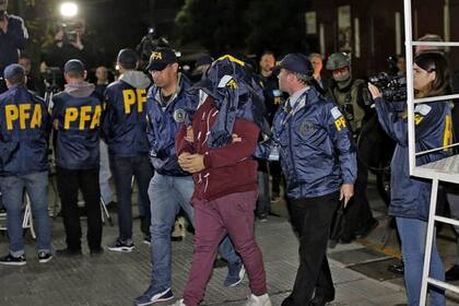 Navarro Cádiz es trasladado por personal de la Policía Federal Argentina