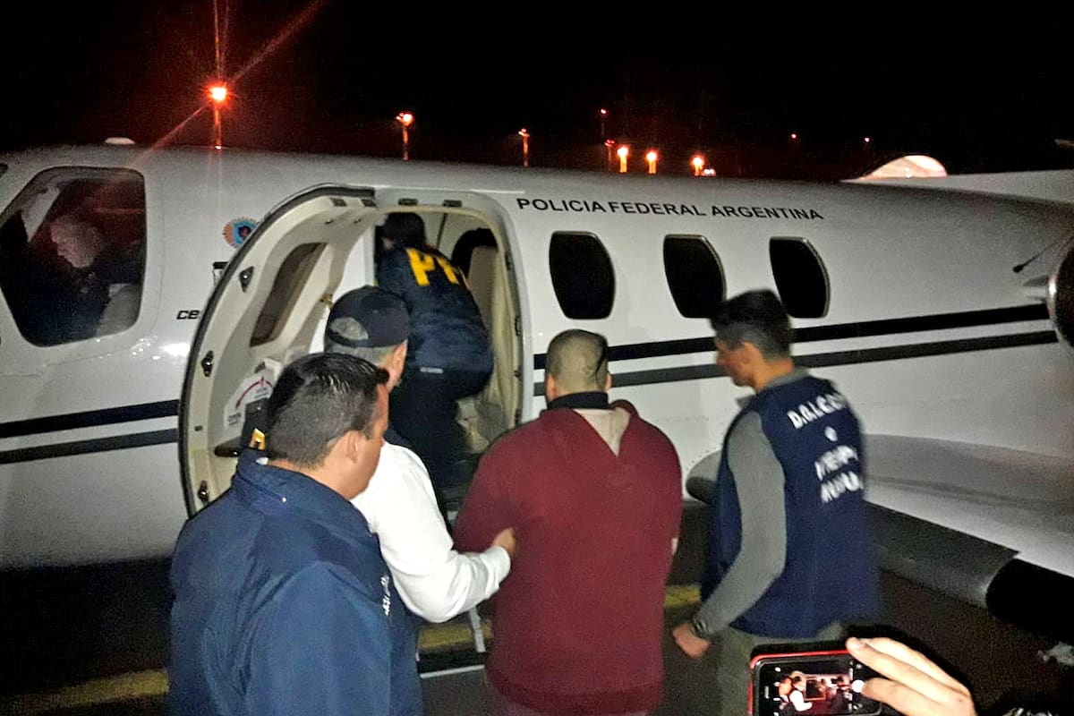 Navarro Cádiz, esta noche en Montevideo, en el momento de subir al avión de la Policía Federal