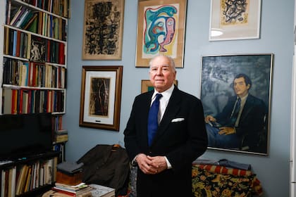 Navarro junto a un retrato suyo realizado por Norma Foti en 1978