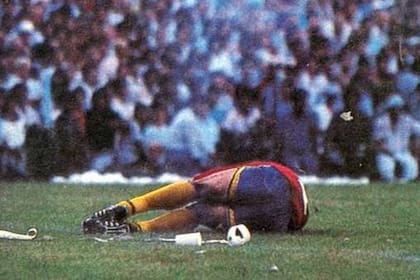 Navarro Montoya padece en el césped los efectos de una bomba de estruendo arrojada por los hinchas de Racing