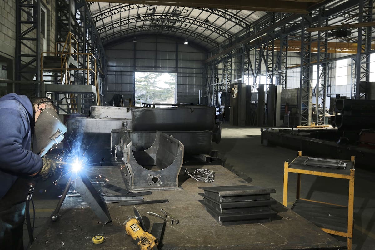 Nave solitaria: muchas empresas del parque industrial optaron por tercerizar trabajos ante los costos y "riesgos" laborales, "la carga tributaria te lleva el 45% y el acceso al crédito es restringido", dice Jorge Ballerini, referente local