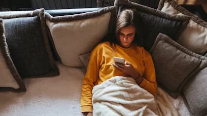 Navegar por internet continuamente y leer contenido deprimente no es útil