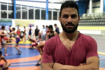 Navid Afkari, de 27 años, fue condenado a muerte por el asesinato de un funcionario de la compañía de aguas de Shiraz, al sur del país, que murió apuñalado el 2 de agosto de 2018, durante las "revueltas" de ese año. A pesar de ello, hay versiones que vincularían la ejecución a una confesió