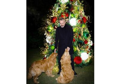 Miguel Bossé y sus perros, en el jardín de su casa de México