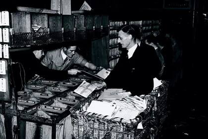 Con su invención de las tarjetas de Navidad, Cole también puso a prueba la efectividad de las reformas que puso en marcha en el servicio postal británico