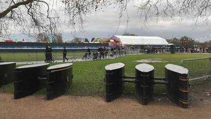 Barreras de seguridad en los alrededores de la feria marcan que la ciudad permanece en alerta tras los ataques terroristas