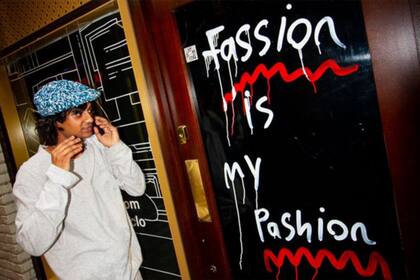 Navinder Nangla mirando su obra "Fassion is my pashion"