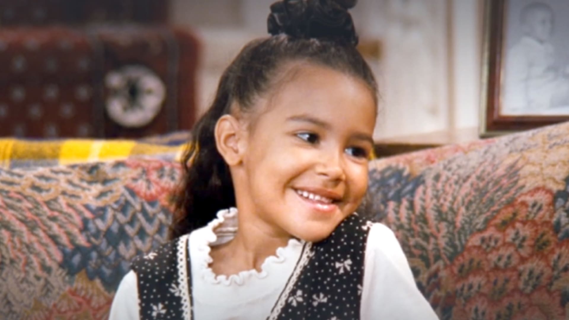 Naya Rivera, en una escena de la serie The Royal family