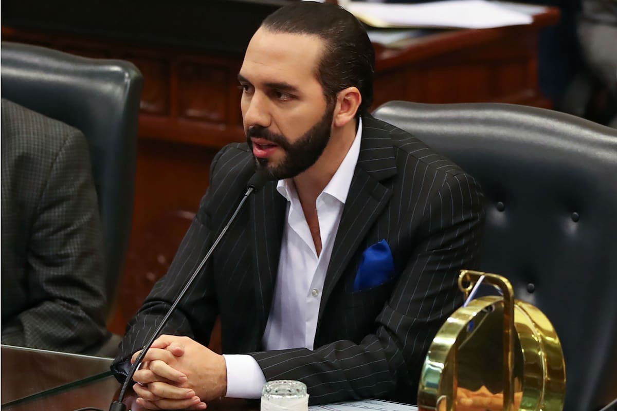 Nayib Bukele, de 37 años, removió a siete familiares de su predecesor