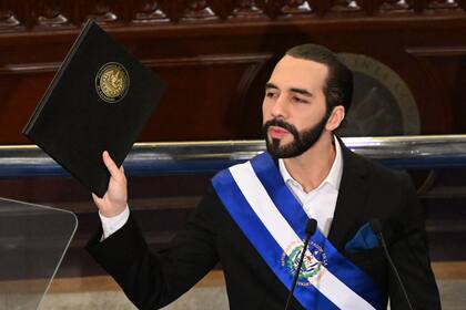 El presidente salvadoreño Nayib Bukele pronuncia su discurso anual a la nación marcando su cuarto año en el cargo en la Asamblea Legislativa de San Salvador, el 1° de junio de 2023 (Photo by MARVIN RECINOS / AFP)
