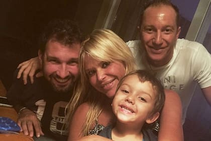 Nazarena, junto a Gamarra y Thiago, retratados por Bárbara Vélez