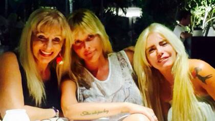 Nazarena junto a sus cuñadas, Mirtha (a la izquierda) y Silvia (a la derecha)