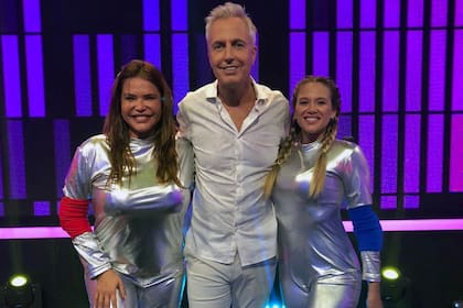 Nazarena Vélez y su hija Barbie junto a Marley en 2020