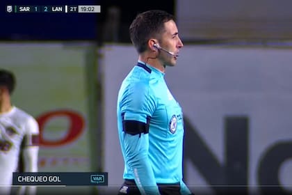Nazareno Arasa le explica a todo el estadio vía micrófonos por qué no termina convalidando el gol para Sarmiento que hubiera sido el 1-2 ante Lanús; fue el comienzo de una nueva regla en el fútbol argentino