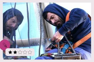 Reflejado: un llamativo retrato de la alienación moderna que sufre por las veleidades de su guion