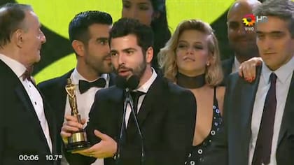 Nazareno Casero y la estatuilla que se llevó Historia de un clan a mejor unitario y/o miniserie