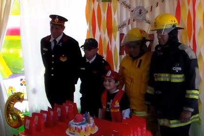 Nazareno festejó su cumpleaños junto con los bomberos voluntarios de San Cristóbal
