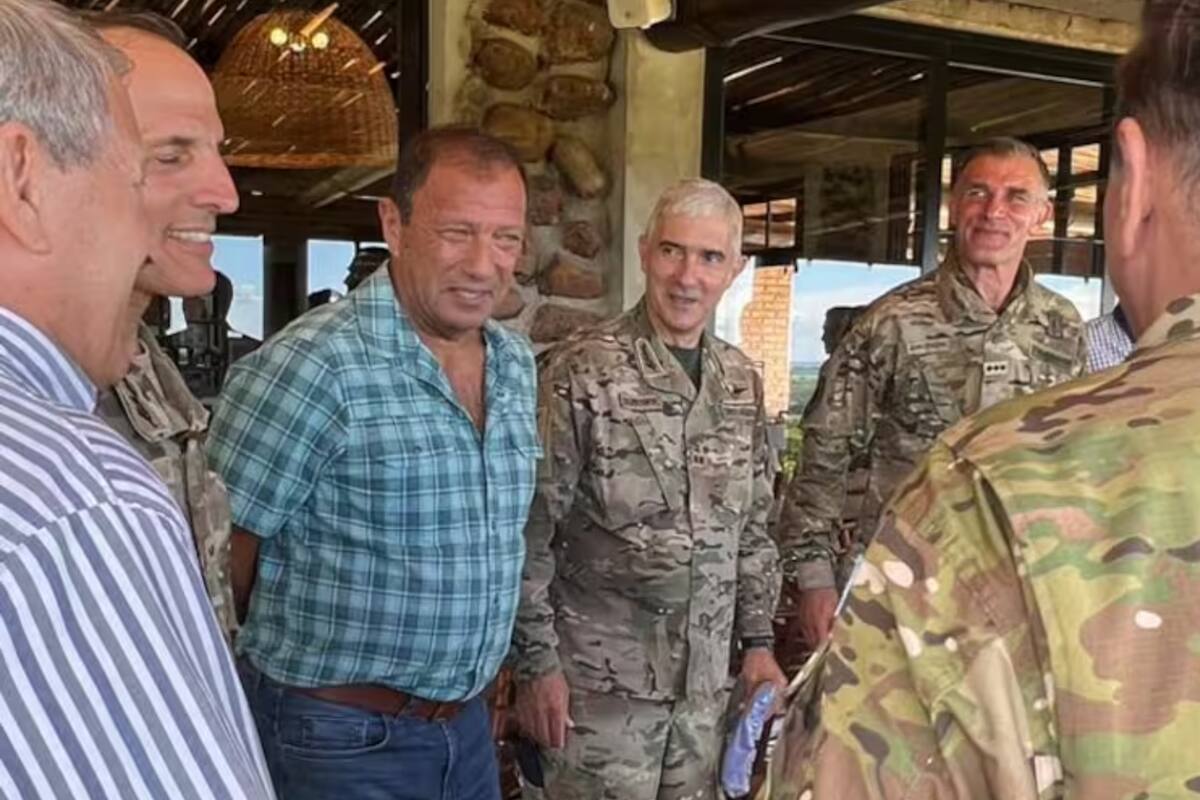 Nazer dialoga con los oficiales a cargo de la Brigada XII. Como empresario siempre colabora con el Ejército