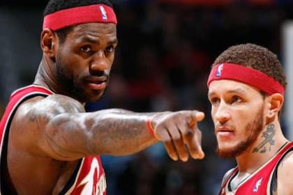 Sin embargo, lo bueno de Cleveland empezó a arruinarse cuando surgió el rumor de que tenía un romance con la madre de LeBron James, su compañero y estrella del equipo. West siempre lo negó