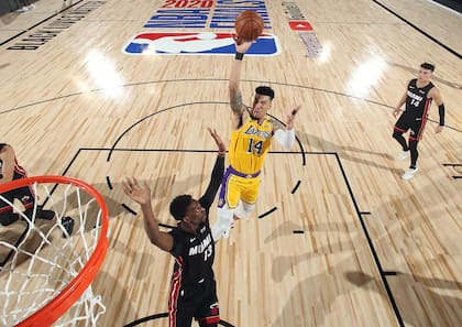 Danny Green penetra frente a la marca de Bam Adebayo; el pivote, dolorido en un hombro, es uno de los averiados de Miami.