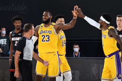 LeBron James fue una de las figuras de Lakers, que ganó el primer punto de la serie de la final de la NBA; por lesiones de jugadores importantes, Miami Heat, que quedó disminuido en el partido y en la serie.
