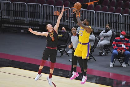 LeBron utilizó unas zapatillas especiales que significaron un homenaje a su madre
